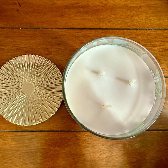 NEW FRESH CUT LILACS 3-Wick 14.5 oz Candle Bath & Body Works - Picture 3 of 3